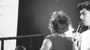  Harry giving the finger after he stumbled into the stairs during BSE. x