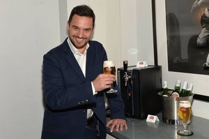  Jake Johnson// accueil Bar Celebrated in NYC