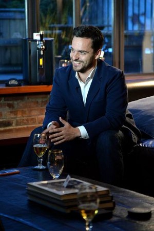  Jake Johnson// Главная Bar Celebrated in NYC