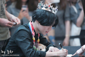Taemin wearing a crown at Fan Sign Event - Ace Era 