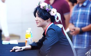  Taemin with bunga Crown - fan Sign Event for Ace