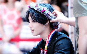  Taemin with پھول head band at پرستار sign Event - ace Era