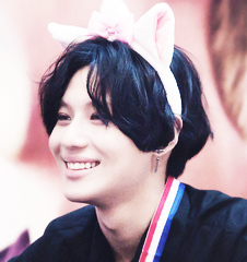 Taemin with kitty head band at 粉丝 sign Event - ace Era