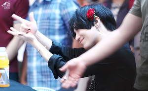  Taemin with rose at fan sign Event - ace Era