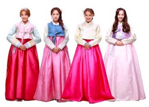  SISTAR give their early Chuseok greetings in beautiful hanbok