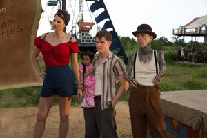  AHS Freak Show "Monsters Among Us" (4x01) promotional picture