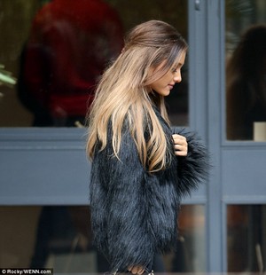 Ariana Grande outside the লন্ডন Studios