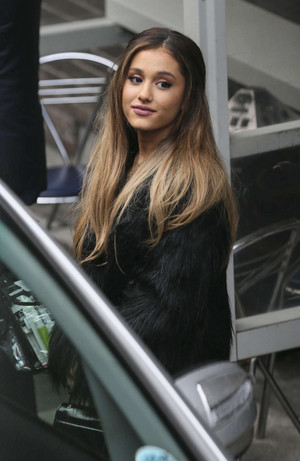 Ariana Grande outside the লন্ডন Studios