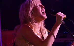  Ellie Goulding on stage