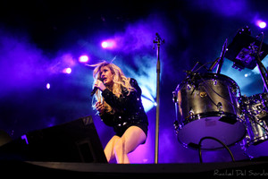  Ellie Goulding on stage
