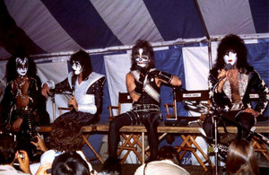  吻乐队（Kiss） ~KISS Meets the Phantom of the Park movie press 1978