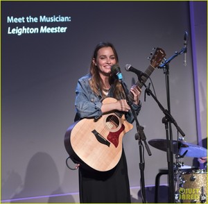  Leighton Meester Performs in NYC as She Focuses on muziek