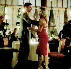  Oliver believes he can finally have a private life and asks Felicity out on a 日付