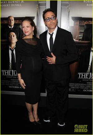  Robert Downey Jr. Holds Wife Susan's Baby Bump at 'The Judge' Premiere