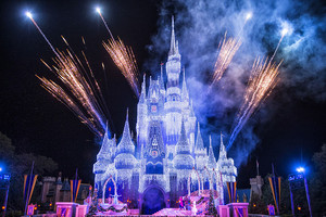 ‘A 《冰雪奇缘》 Holiday Wish’ at Magic Kingdom