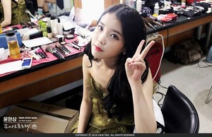 141102 IU at "SBS Inkigayo" backstage in her dressing room