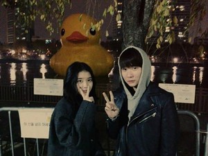  141112 李知恩 and Yoon Hyun Sang, this time with the giant rubber ducky in the background