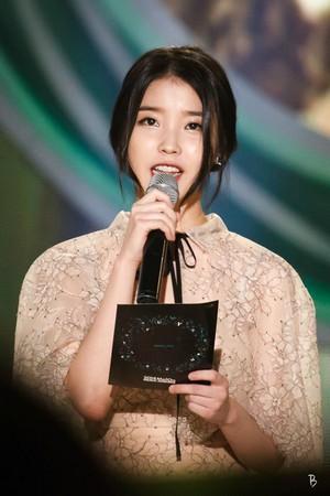  141113 IU（アイユー） at the 2014 MelOn 音楽 Awards