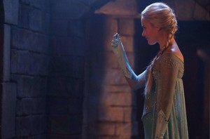  Elsa in "Smash the Mirror" - Promo Picture