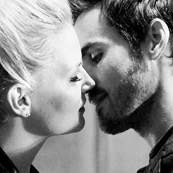  Emma and Hook kiss-Season 4