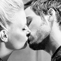  Emma and Hook kiss-Season 4