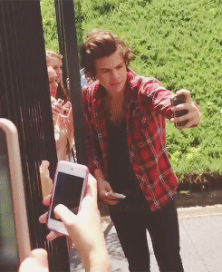 I love how he has time for his fans all the time despite how busy he is  ♥‿♥ 