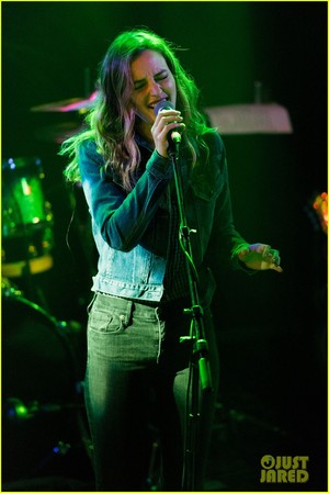  Leighton Meester performs on stage during her کنسرٹ at the Troubadour on Tuesday evening