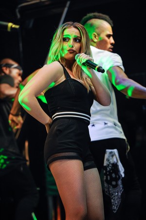  Little Mix Perform at Merry Hill's Рождество Lights Switch On Event