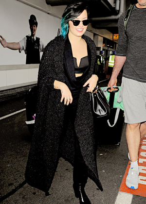  NOVEMBER 11th - Arriving at 伦敦 Heathrow Airport in London.
