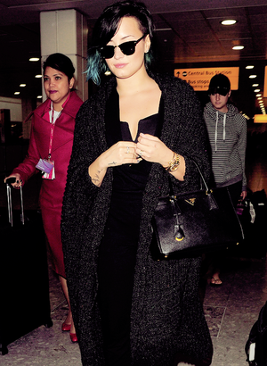  NOVEMBER 11th - Arriving at Londres Heathrow Airport in London.