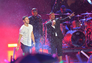  Nick Jonas performs in the rain on stage during the 2014 音乐电视 EMA Kick Off at the Klipsch Amphitheate