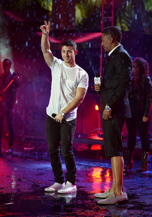  Nick Jonas performs in the rain on stage during the 2014 এমটিভি EMA Kick Off at the Klipsch Amphitheate