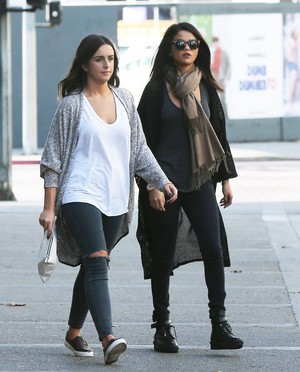  November 2: Selena stops sa pamamagitan ng Starbucks with a friend in Los Angeles, CA