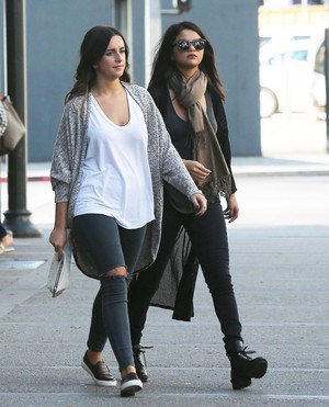  November 2: Selena stops によって スターバックス with a friend in Los Angeles, CA