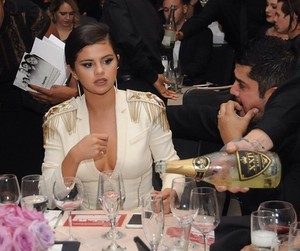  November 8 Selena attending the 2014 Recognizing Giải cứu thế giới Gala in Beverly Hills, California