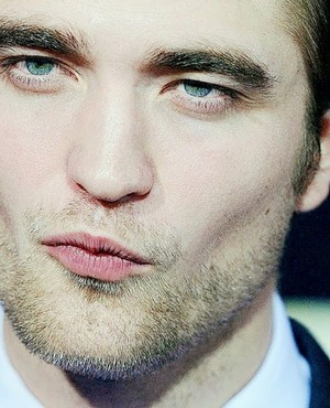  Pattinson's perfect pucker<3