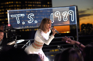  Taylor schnell, swift On GMA performance