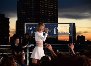 Taylor Swift On GMA performance