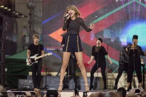  Taylor rapide, swift on GMA 2014 - Performance