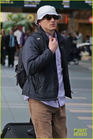  Wentworth Miller & Dominic Purcell Leave Vancouver in a 'Flash'