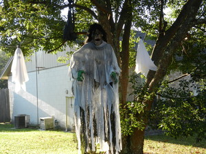  ghoul hanging from árbol