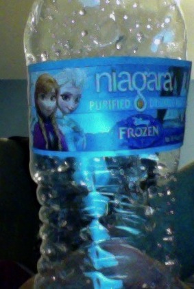  niaogara purfield drinking water Disney La Reine des Neiges