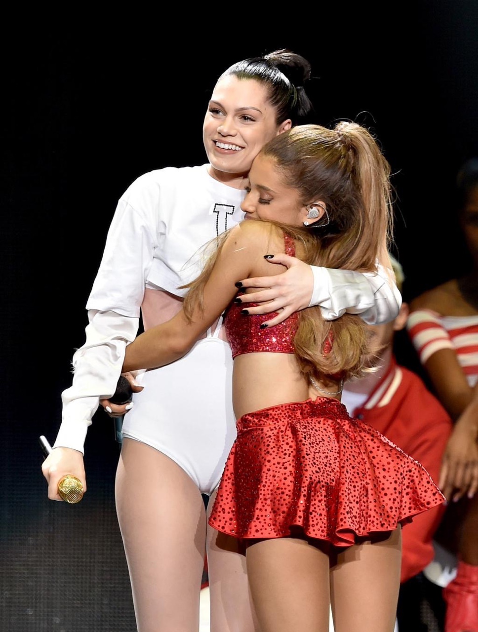  Ariana Grande and Jessie J performing on baciare FM’S Jingle Ball in Los Angeles