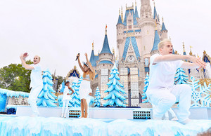  Ariana rehearsing at 迪士尼 Parks 圣诞节 Parade