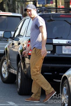  LEAVING A CAFE IN HOLLYWOOD, LOS ANGELES,18 NOVEMBER 2011