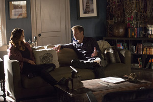  6x10 After discovering that Jo has gone missing, Alaric turns to Damon and Elena for help
