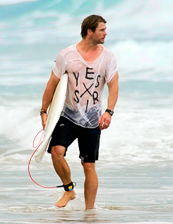  Chris Hemsworth surfing