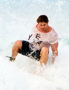  Chris Hemsworth surfing