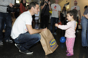  Gregoire Akcelrod paid a visit to the Childrens Hospital in Paris, France.