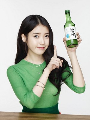  आई यू just endorsed a brand of soju